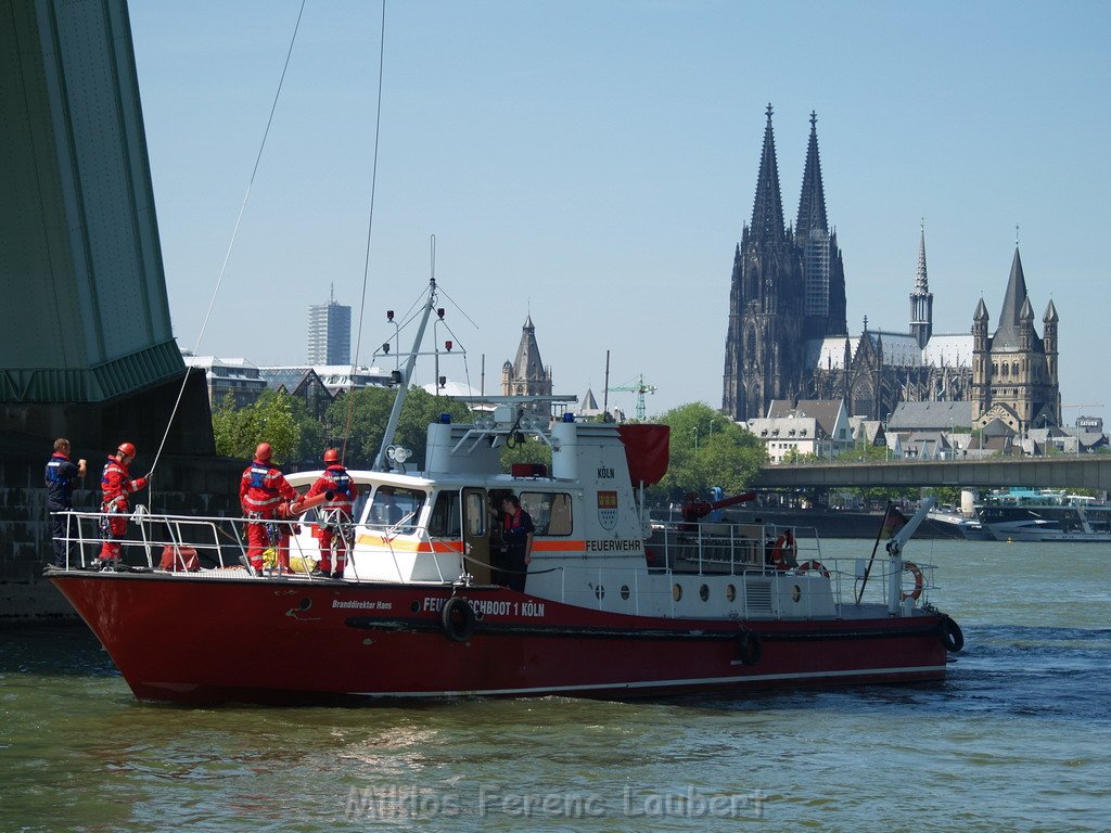 Einsatz Loeschboote Hoehenretter Koeln unter Severinsbruecke P074.JPG